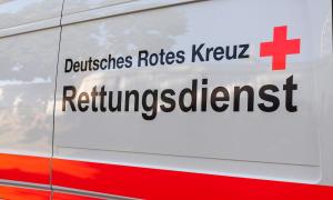 Der Schriftzug "Deutsches Rotes Kreuz, Rettungsdienst" steht auf einem Rettungswagen.