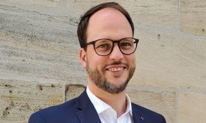 Ein Mann mit Brille