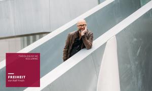 Ein Mann steht auf einer Treppe und stützt sich aufs Geländer