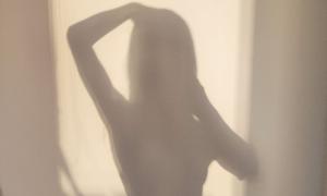 Der Schatten einer Person an einer Wand