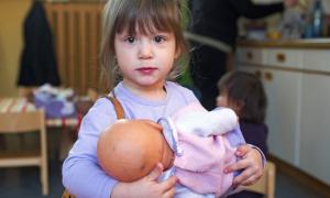 Mädchen mit Puppe