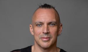 Ein Mann mit kurzen Haaren