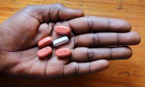 Hand mit einer Tagesration an ARV´s (Antiretrovirales Medikament zur Unterdrueckung von AIDS)