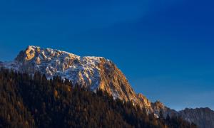 Sonnenlicht fällt auf einen Berg