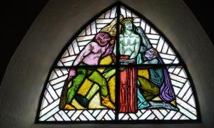 Ein Buntglasfenster in der evangelischen Kreuzkirche Oberammergau zeigt deutliche antisemitische Merkmale.