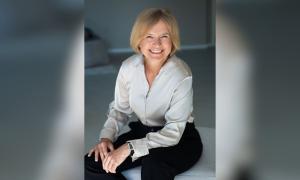 Eine Frau im weißen Blazer