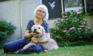 Anngret Neuwirth mit ihrem Hund Teddy. 