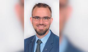 Ein Mann mit Brille im Anzug mit Krawatte, Brustbild