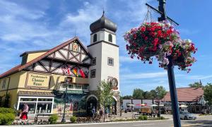 Ein Fachwerkgebäude, daneben ein Kirchturm mit Zwiebelspitze