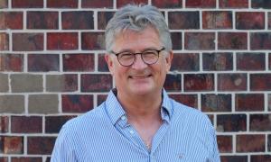 Ein Mann im hellblauen Hemd 