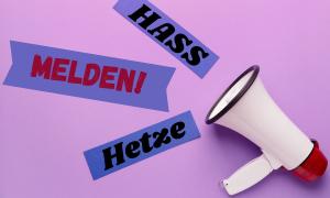 Schild mit Hass und Hetze