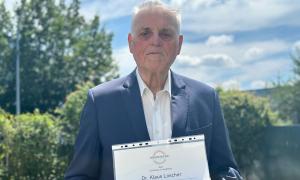 Klaus Loscher mit seiner Urkunde