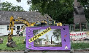 Bagger vor der alten Kirche in Laineck