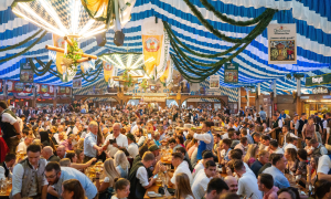 Bierzelt in Bayern mit vielen Menschen