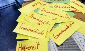 Karten mit Wörtern zum Thema Glück. 