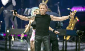 Peter Maffay steht auf einer Bühne bei seiner Abschiedstour 