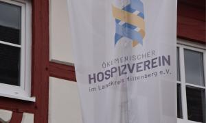 Weiße Flaage mit Aufschrift. 