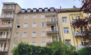 Haus als Wohnheim mit vielen Fenstern. 
