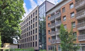 Eine Hausfassade mit Fenstern, moderner Baustil