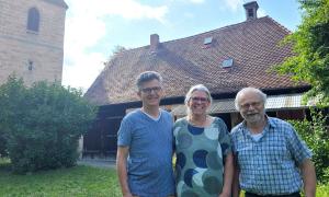 Pfarrer Thomas Braun mit dem Ehepaar Margit und Reinhold Hörlbacher