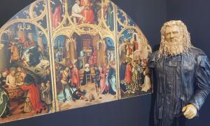 Künstlerin Hella Buchner-Kopper hat ihrem Holbein einen schicken Ledermantel geschenkt
