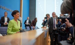 Raum der Bundespressenkonferenzen, Sahra Wagenknecht sitzt an einem Tisch und wird von Fotografen fotografiert