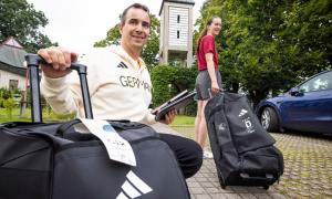Pastor Christian Bode aus Osnabrueck mit seiner Tochter Henrike auf dem Weg zur Paralympics in Paris 