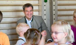 Ministerpräsident Markus Söder beim Besuch einer Kita im Jahr 2022
