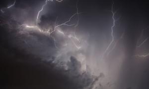 Blitze an einem dunklen Himmel, Wolken