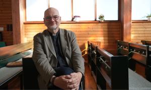Pfarrer Martin Dubberke in der Heilandkirche Oberau