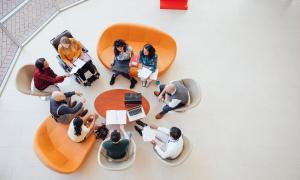 Menschen sitzen zusammen und reden