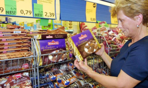 Eine Frau betrachtet Lebkuchen, der im Supermarkt ausgestellt ist.
