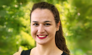 Pfarrerin Nina Meyer zum Felde lächelt in die Kamera