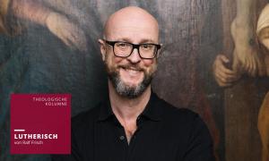 Ein Mann mit Vollbart und Brille