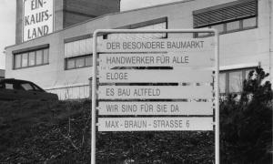 Firmenschilder von "Christusbetrieben" der Sekte "Universelles Leben" in Altfeld bei Marktheidenfeld 