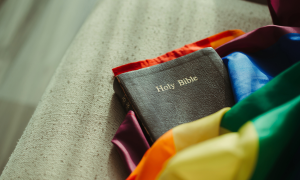 Eine Bibel ist in eine Regenbogenflagge gehüllt.