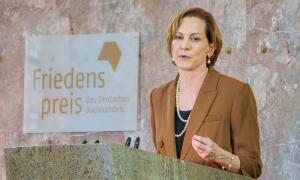 Eine Frau im braunen Blazer
