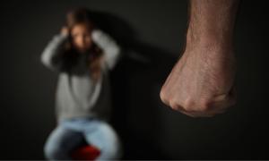 Ein Mann ballt die Faust gegenüber einem Mädchen