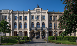 Ein altes Gebäude mit einer prächtigen Fassade