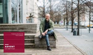 Ein Mann sitzt auf einer Treppenecke