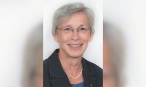 Eine Frau mit Brille, sie lächelt