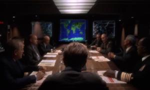 Szene aus der Serie "The West Wing": Der Präsident sitzt mit mehreren Beratern an einem Tisch