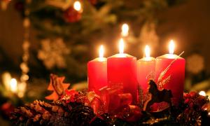 Vier Kerzen brennen an einem Adventskranz