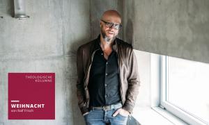 Ein Mann in einer Lederjacke lehnt an einer Betonwand