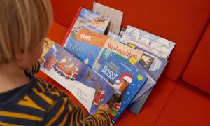 Mehrere Kinderbücher zum Thema Weihnachten liegen übereinander gestapelt