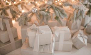 Weiß verpackte Geschenke