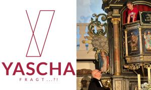Ein Pfarrer und ein Junge in der Kirche