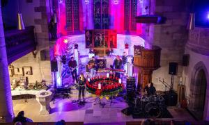 lila erleuchtete Kirche mit Band