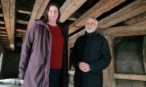 Pfarrerin Susanne Gillmann und Presbyter Gerhard Dünnwald im Dachstuhl der Hugenottenkirche.