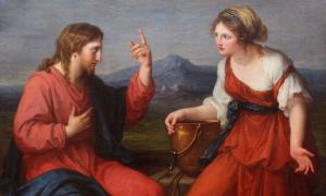 Ein Mann mit langen Haaren und eine Frau im roten Kleid unterhalten sich an einem Brunnen